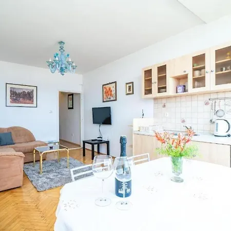 Lero Sea View Apartman *